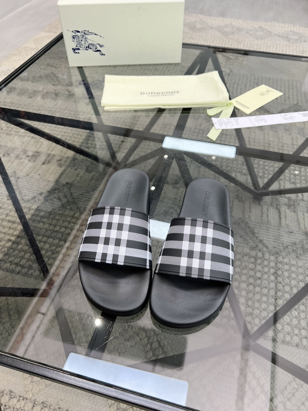  B 🔍顶级代购🇮🇹 巴 炸街男神春夏拖鞋新品专柜同步，鞋面意大利进口标志胶片面料，高品质拼接工艺，鞋底