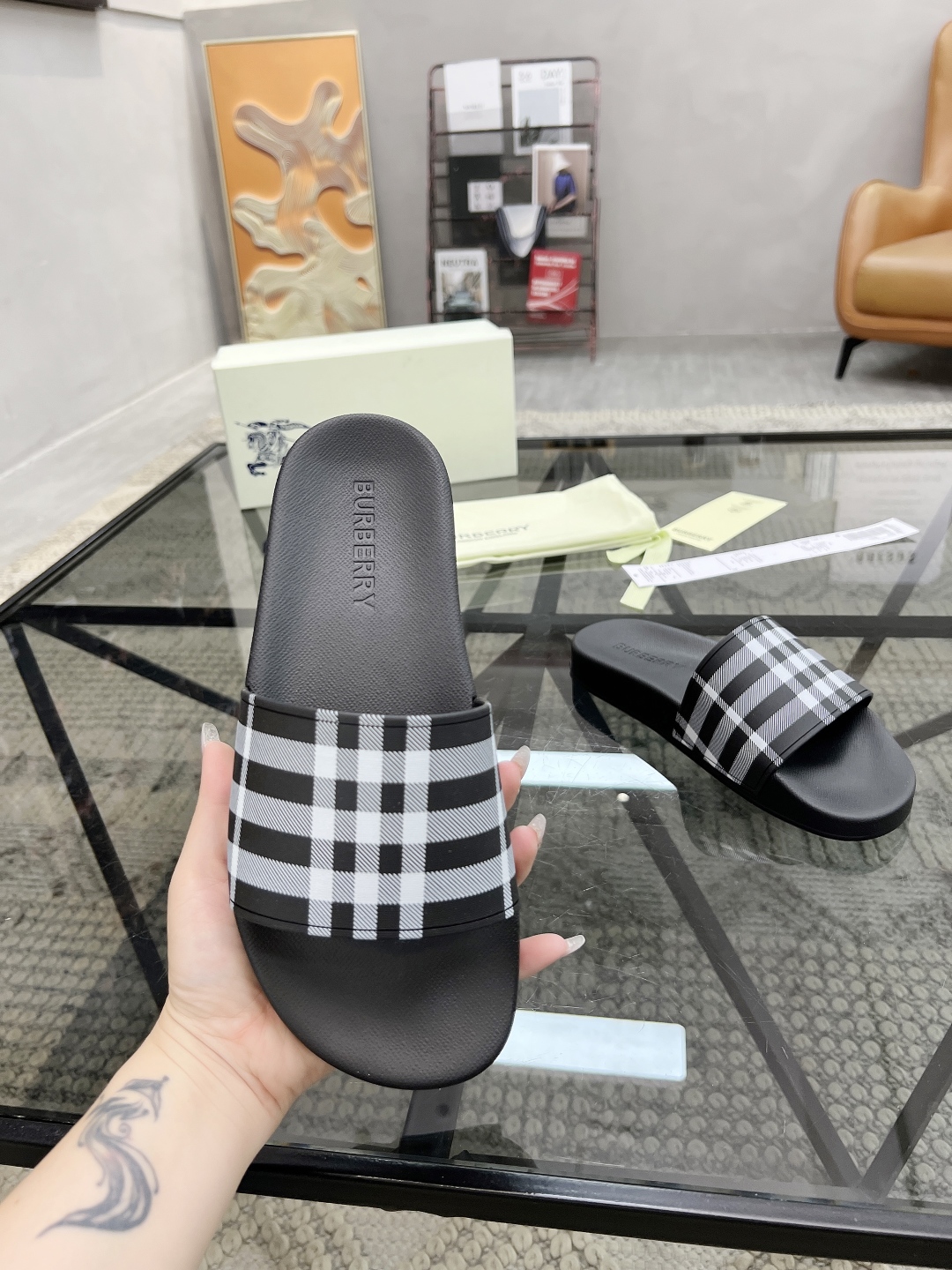  B 🔍顶级代购🇮🇹 巴 炸街男神春夏拖鞋新品专柜同步，鞋面意大利进口标志胶片面料，高品质拼接工艺，鞋底