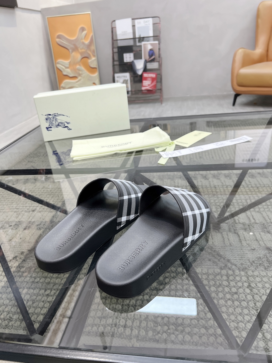  B 🔍顶级代购🇮🇹 巴 炸街男神春夏拖鞋新品专柜同步，鞋面意大利进口标志胶片面料，高品质拼接工艺，鞋底