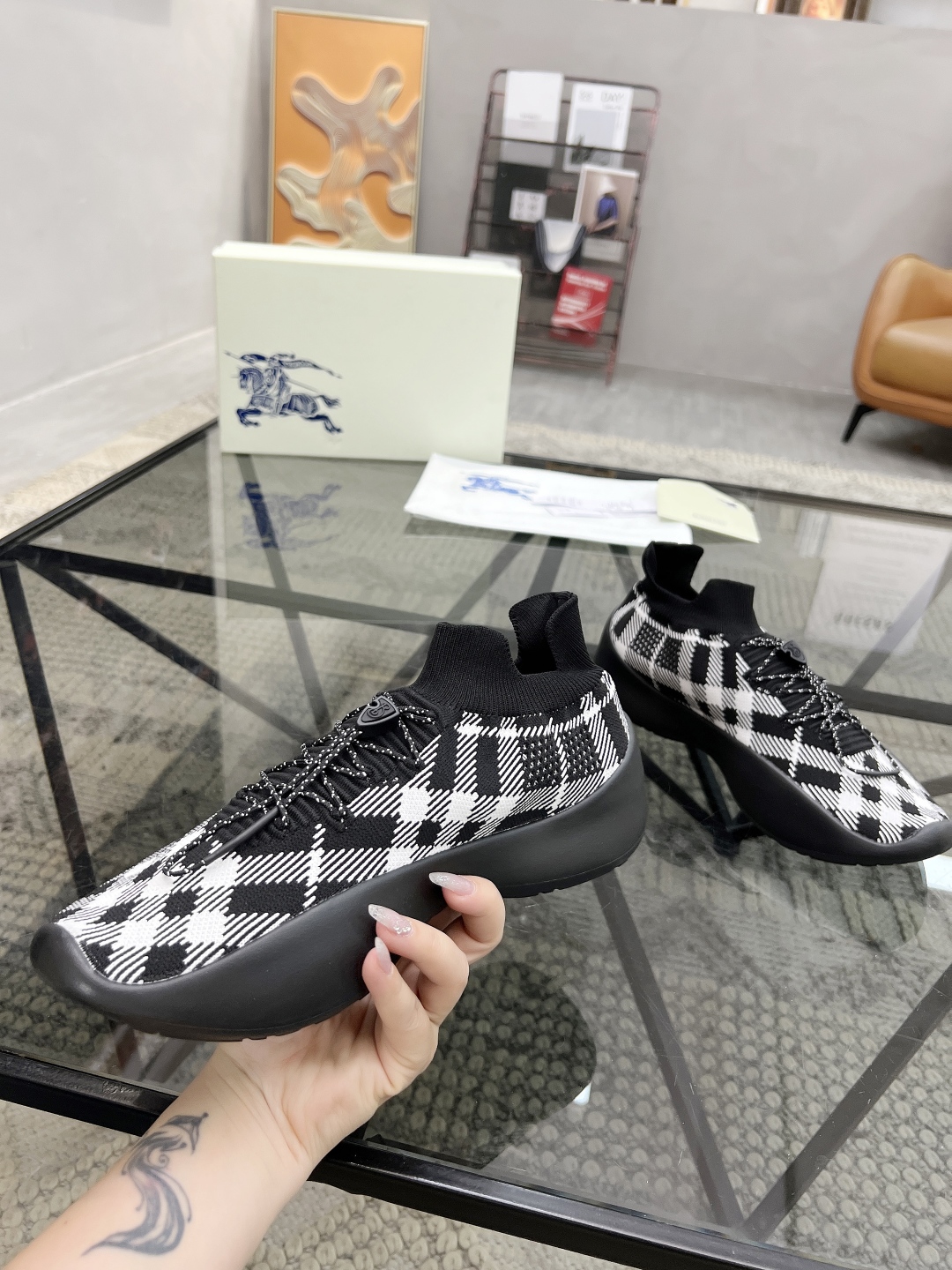  B 🔍顶级代购🇮🇹 巴 炸街男神官网新品专柜同步发售原厂配置，意大利进口定制飞织面料，超舒适透气网布内