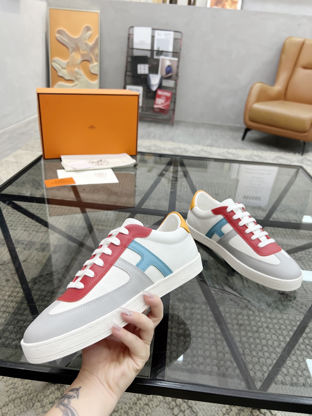  H 🔍顶级代购🇮🇹 爱 炸街男神休闲鞋新品来袭专柜同步发售原厂配置，意大利进口原版牛皮面料，高品质拼接
