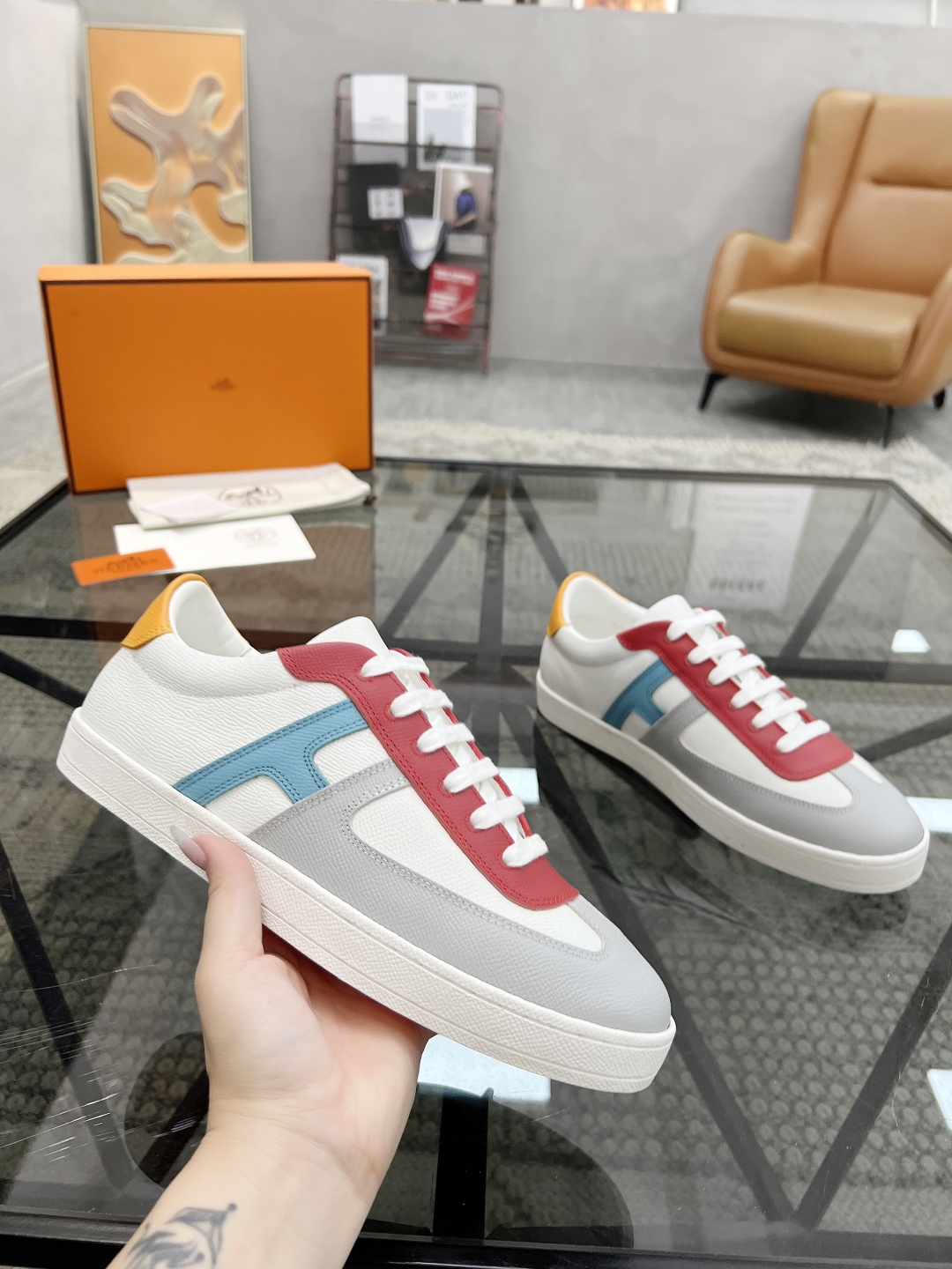  H 🔍顶级代购🇮🇹 爱 炸街男神休闲鞋新品来袭专柜同步发售原厂配置，意大利进口原版牛皮面料，高品质拼接
