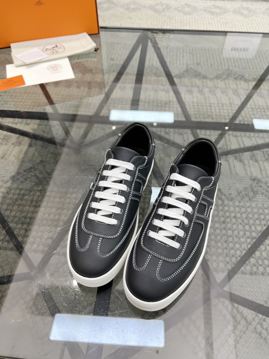  H 🔍顶级代购🇮🇹 爱 炸街男神休闲鞋新品来袭专柜同步发售原厂配置，意大利进口原版牛皮面料，高品质拼接