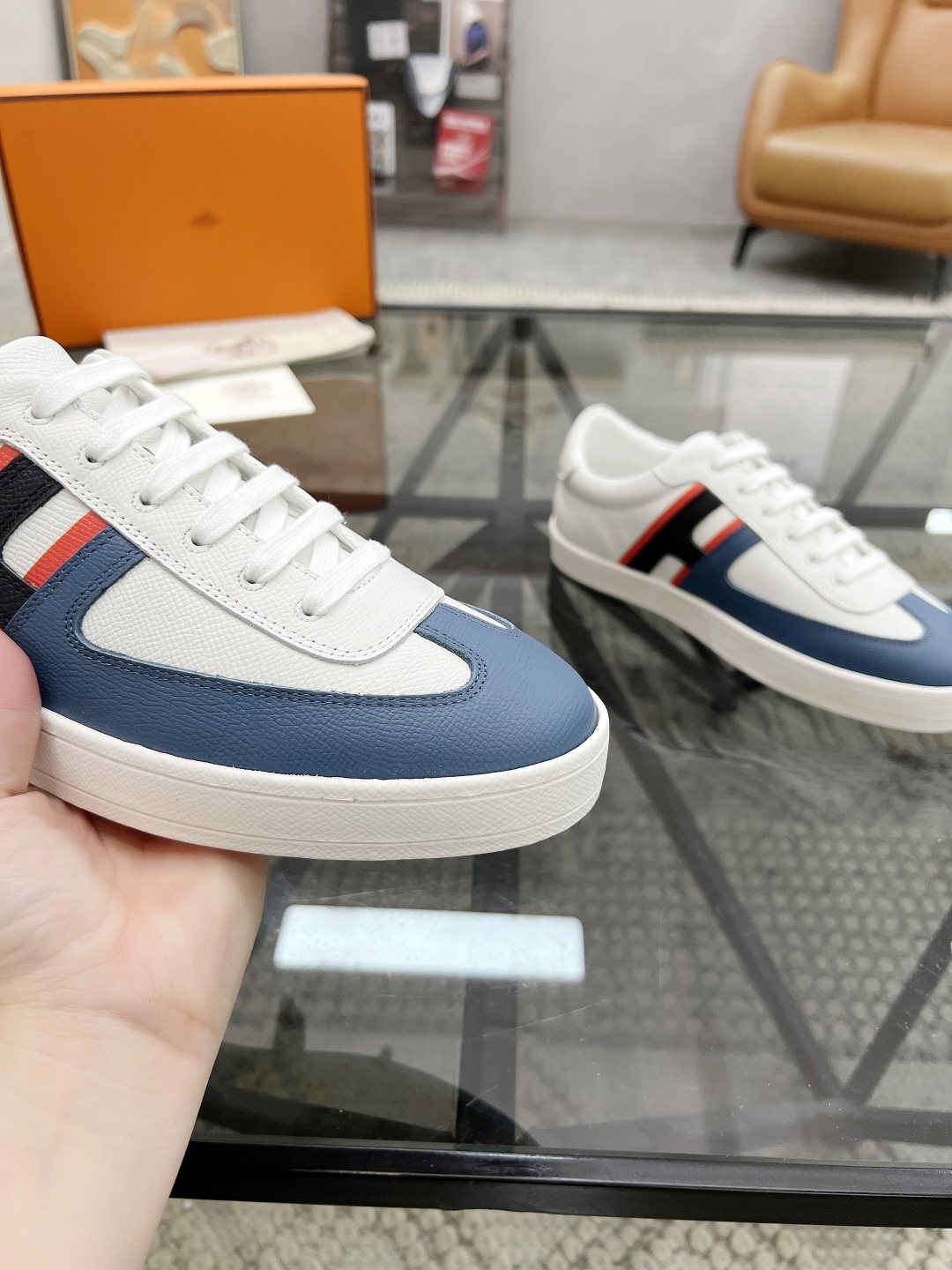  H 🔍顶级代购🇮🇹 爱 炸街男神休闲鞋新品来袭专柜同步发售原厂配置，意大利进口原版牛皮面料，高品质拼接