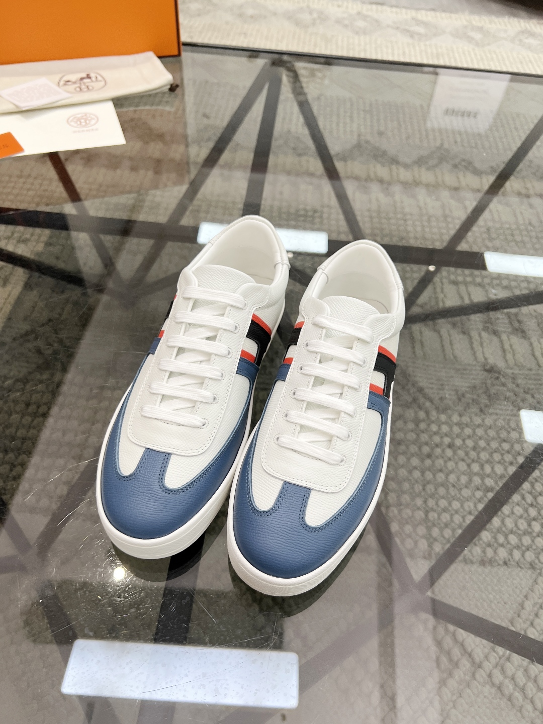  H 🔍顶级代购🇮🇹 爱 炸街男神休闲鞋新品来袭专柜同步发售原厂配置，意大利进口原版牛皮面料，高品质拼接