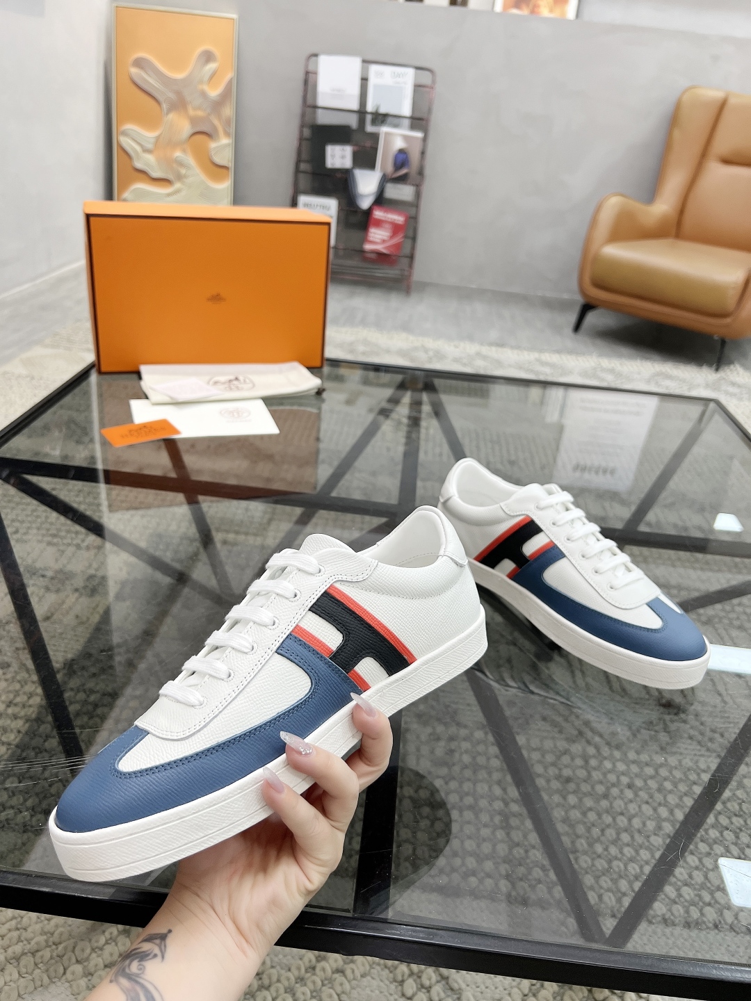  H 🔍顶级代购🇮🇹 爱 炸街男神休闲鞋新品来袭专柜同步发售原厂配置，意大利进口原版牛皮面料，高品质拼接