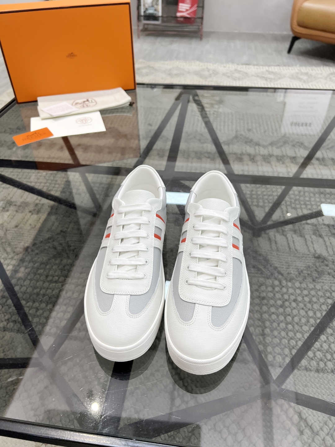  H 🔍顶级代购🇮🇹 爱 炸街男神休闲鞋新品来袭专柜同步发售原厂配置，意大利进口原版牛皮面料，高品质拼接