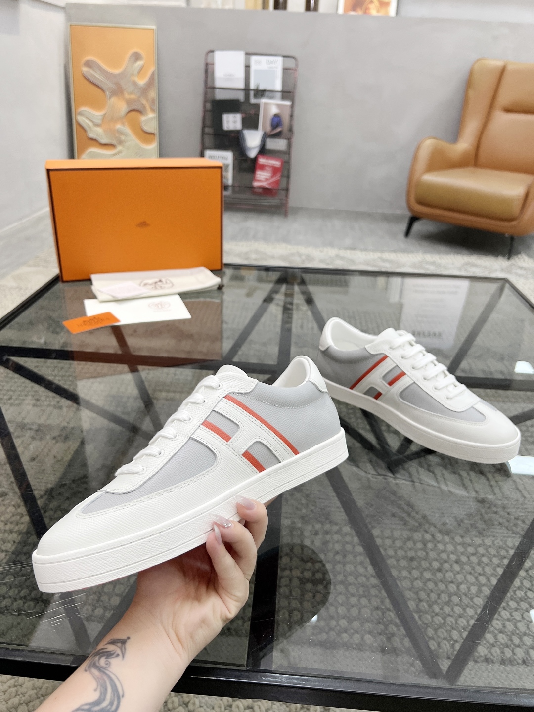  H 🔍顶级代购🇮🇹 爱 炸街男神休闲鞋新品来袭专柜同步发售原厂配置，意大利进口原版牛皮面料，高品质拼接