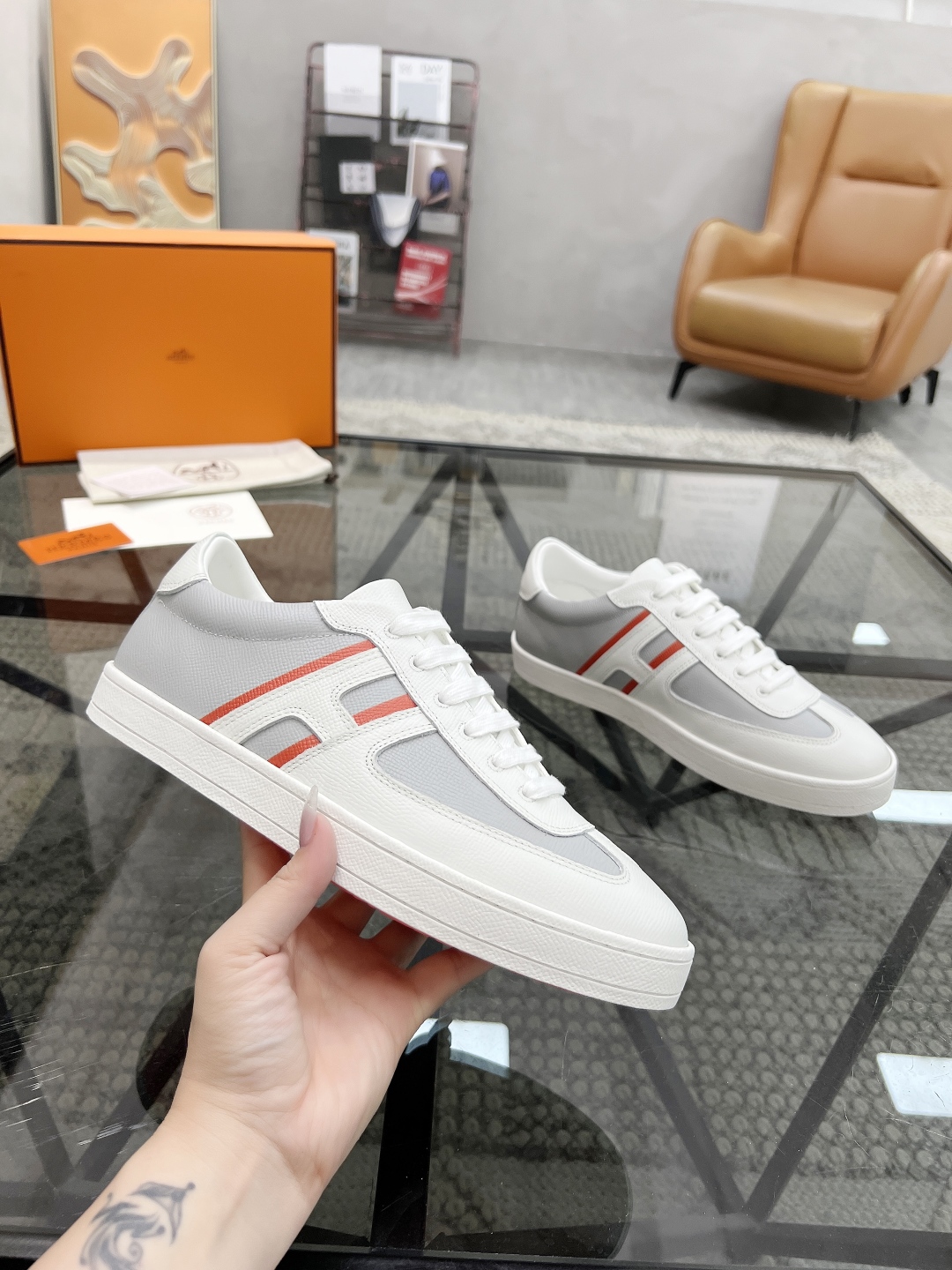  H 🔍顶级代购🇮🇹 爱 炸街男神休闲鞋新品来袭专柜同步发售原厂配置，意大利进口原版牛皮面料，高品质拼接