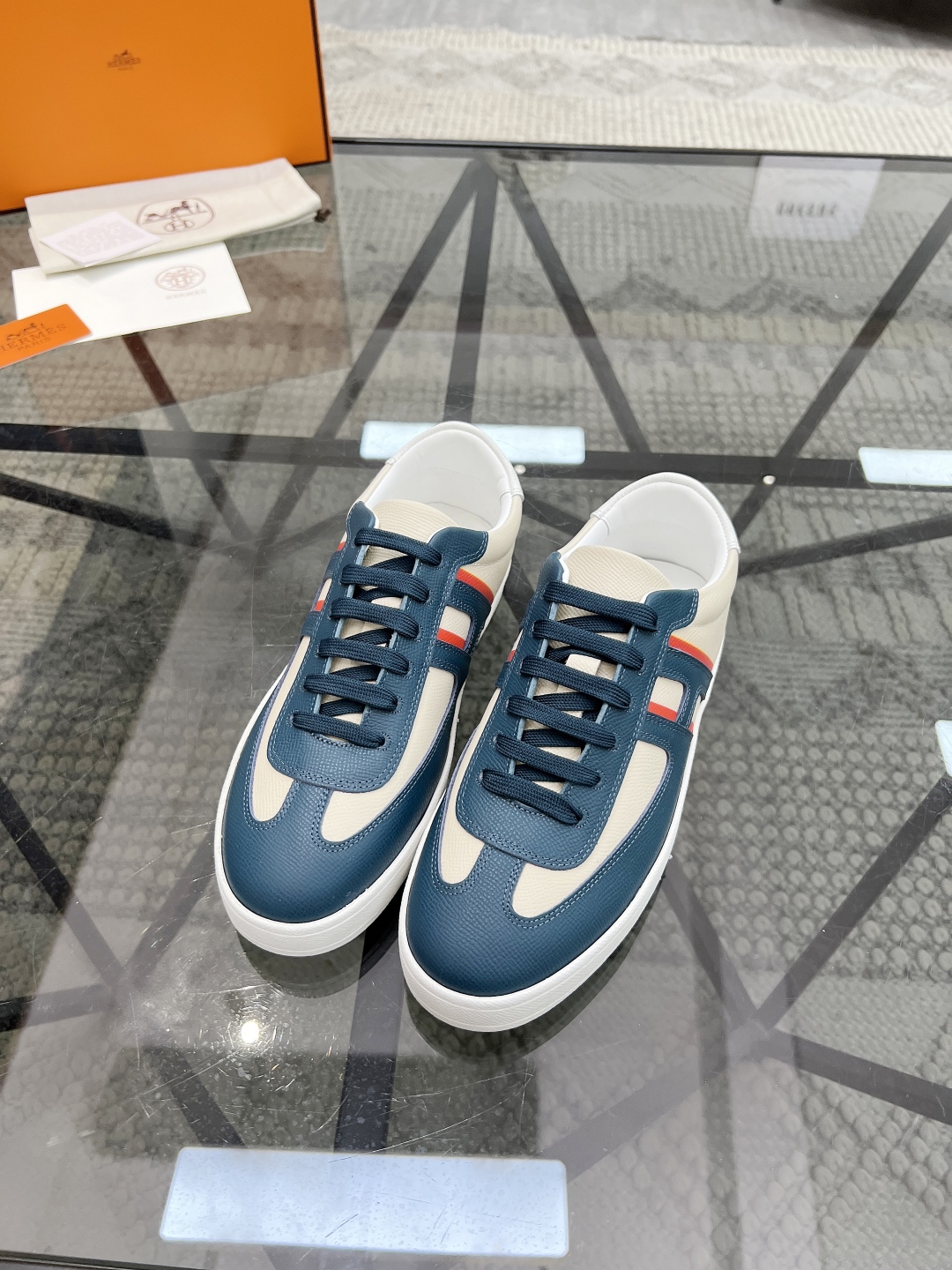  H 🔍顶级代购🇮🇹 爱 炸街男神休闲鞋新品来袭专柜同步发售原厂配置，意大利进口原版牛皮面料，高品质拼接