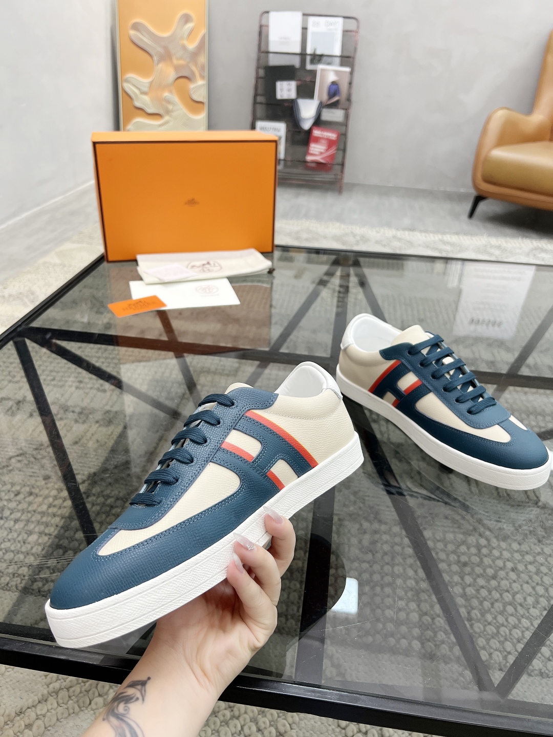  H 🔍顶级代购🇮🇹 爱 炸街男神休闲鞋新品来袭专柜同步发售原厂配置，意大利进口原版牛皮面料，高品质拼接