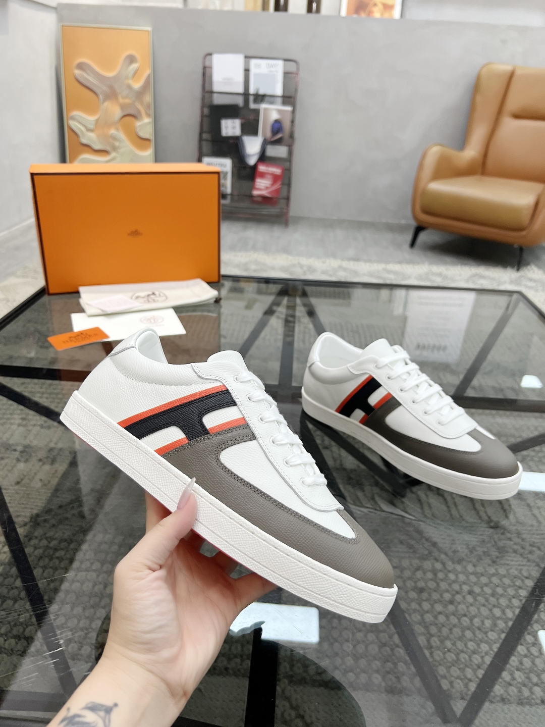 H 🔍顶级代购🇮🇹 爱 炸街男神休闲鞋新品来袭专柜同步发售原厂配置，意大利进口原版牛皮面料，高品质拼接