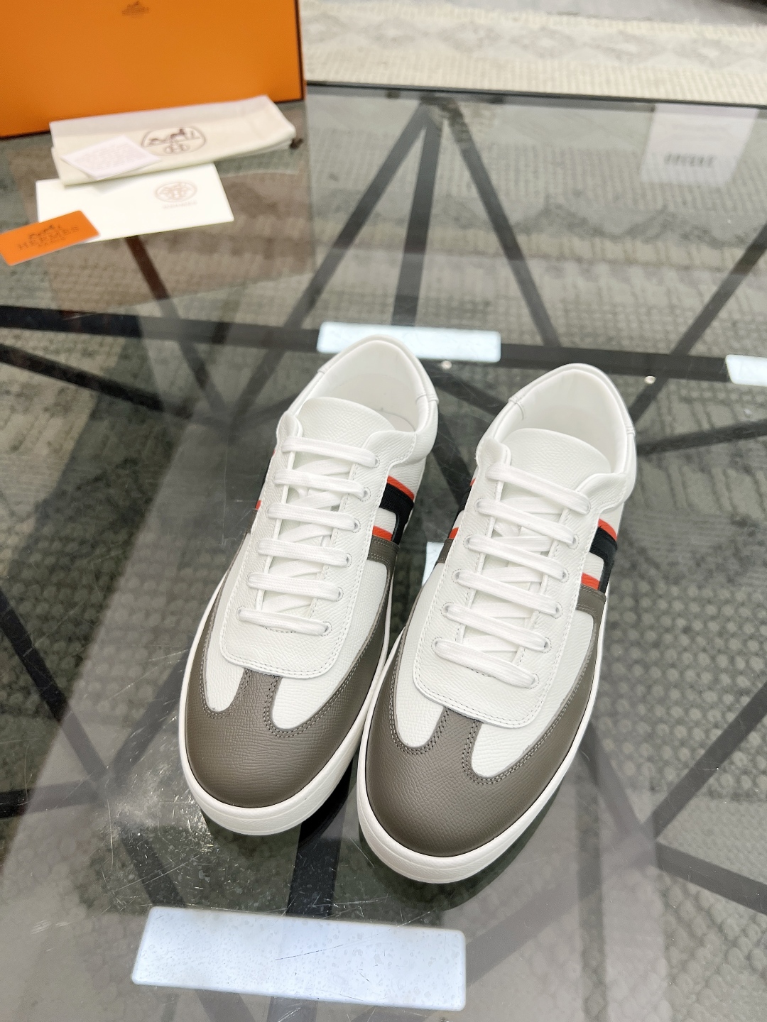  H 🔍顶级代购🇮🇹 爱 炸街男神休闲鞋新品来袭专柜同步发售原厂配置，意大利进口原版牛皮面料，高品质拼接