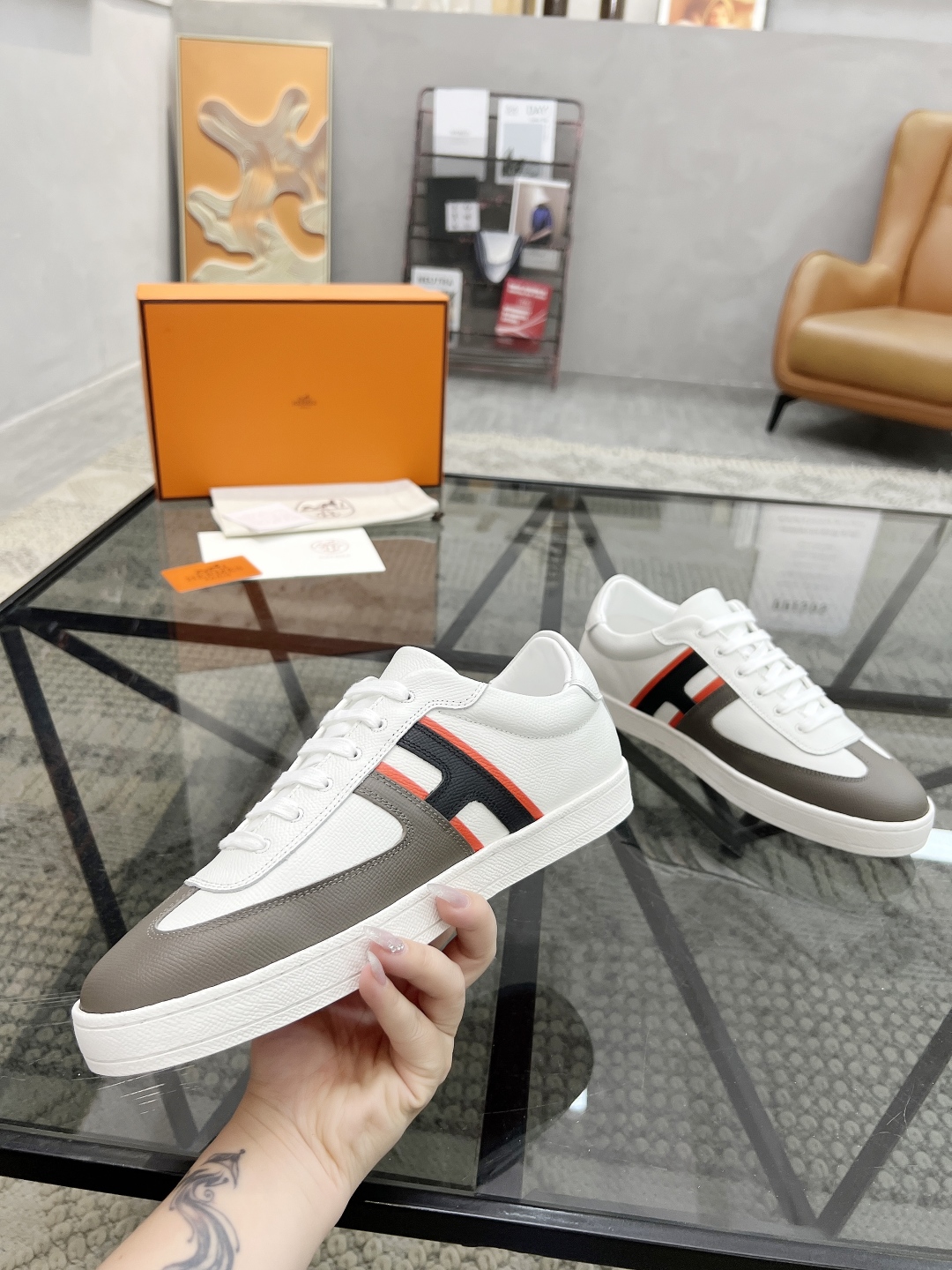  H 🔍顶级代购🇮🇹 爱 炸街男神休闲鞋新品来袭专柜同步发售原厂配置，意大利进口原版牛皮面料，高品质拼接
