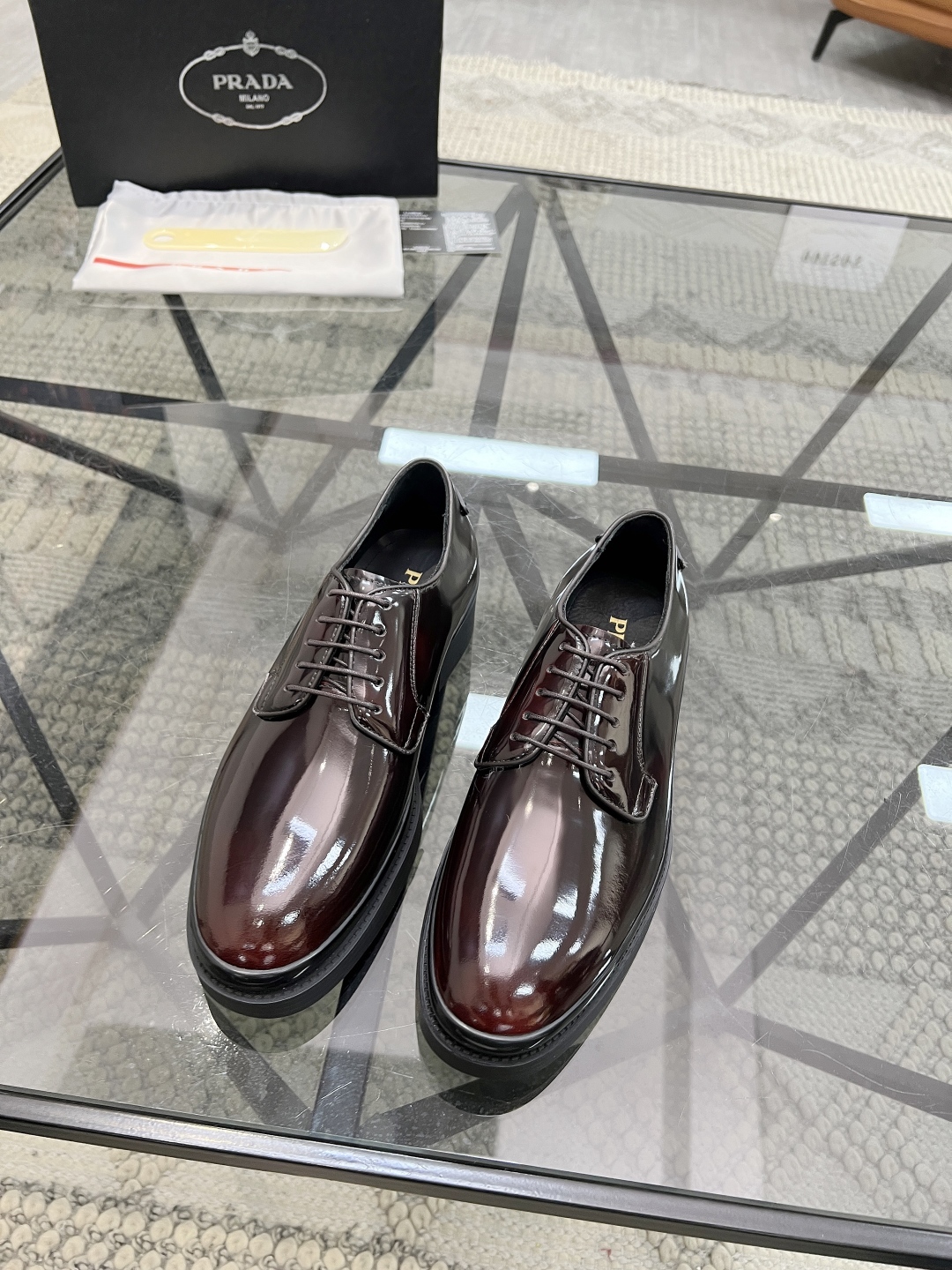  P 🔍顶级代购🇮🇹 普 炸街男神厚底休闲皮鞋新品来袭，专柜同步发售原厂配置，意大利进口原版开边珠牛皮面