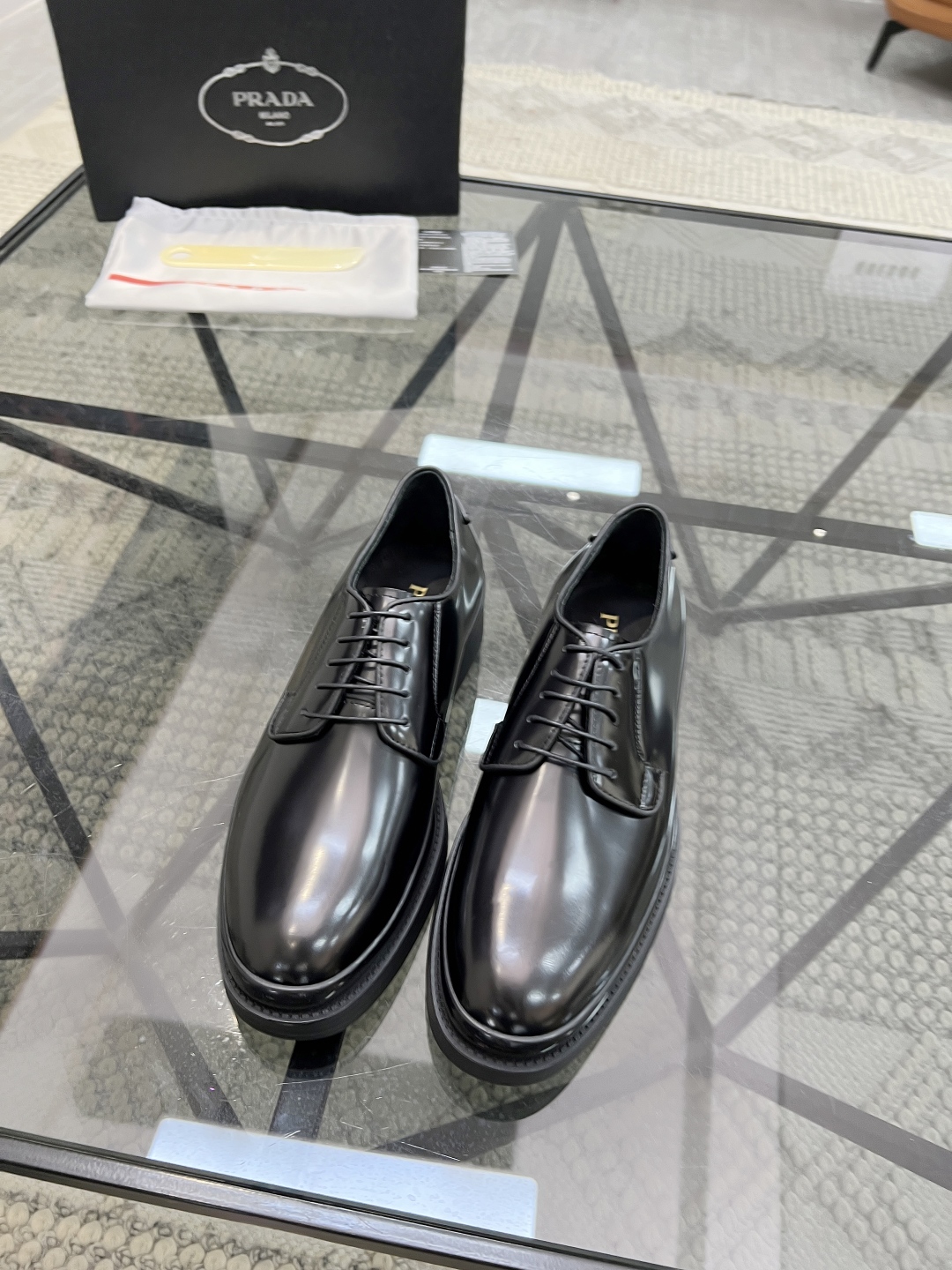  P 🔍顶级代购🇮🇹 普 炸街男神厚底休闲皮鞋新品来袭，专柜同步发售原厂配置，意大利进口原版开边珠牛皮面