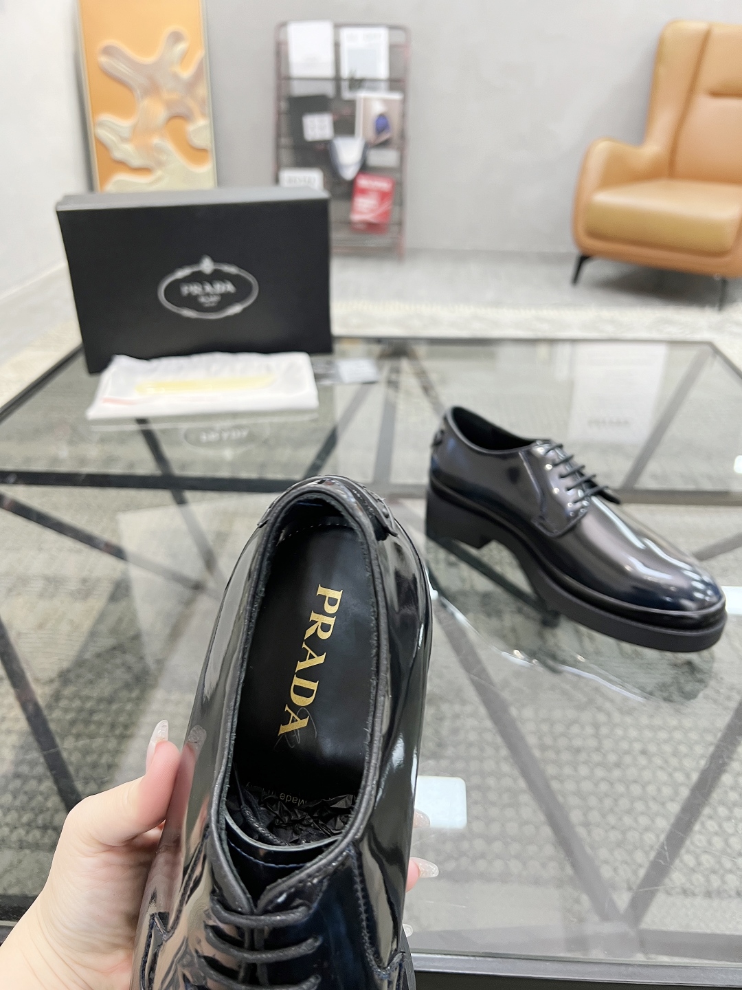  P 🔍顶级代购🇮🇹 普 炸街男神厚底休闲皮鞋新品来袭，专柜同步发售原厂配置，意大利进口原版开边珠牛皮面