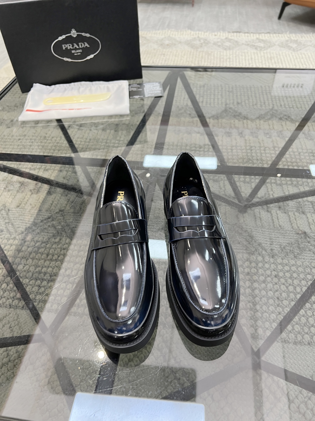  P 🔍顶级代购🇮🇹 普 炸街男神厚底休闲皮鞋新品来袭，专柜同步发售原厂配置，意大利进口原版开边珠牛皮面