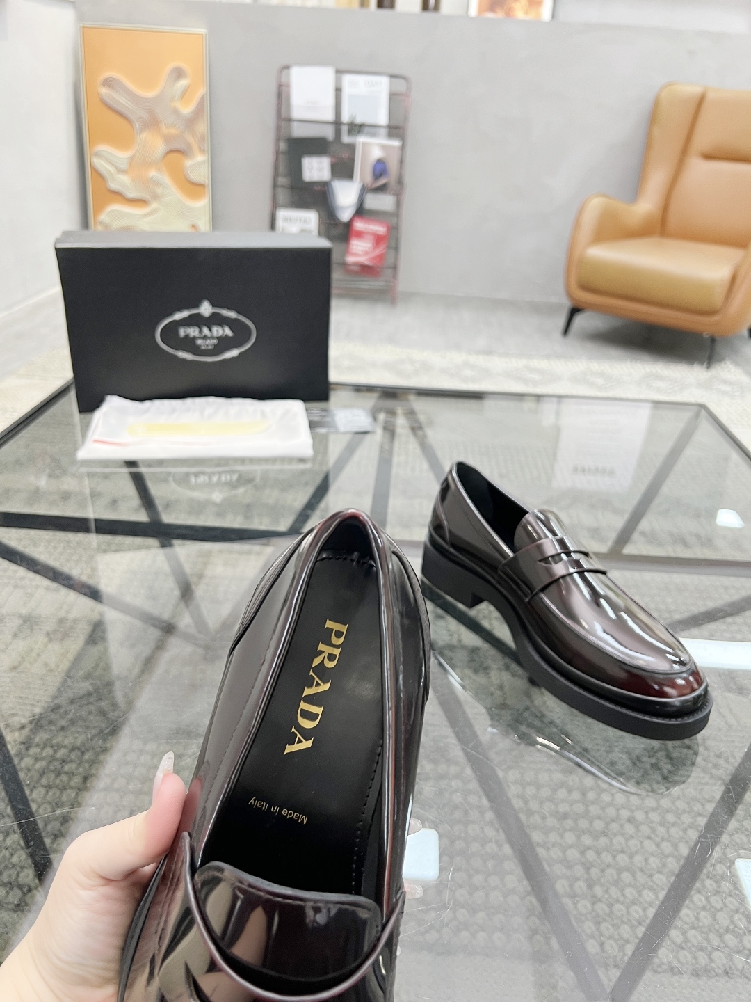  P 🔍顶级代购🇮🇹 普 炸街男神厚底休闲皮鞋新品来袭，专柜同步发售原厂配置，意大利进口原版开边珠牛皮面