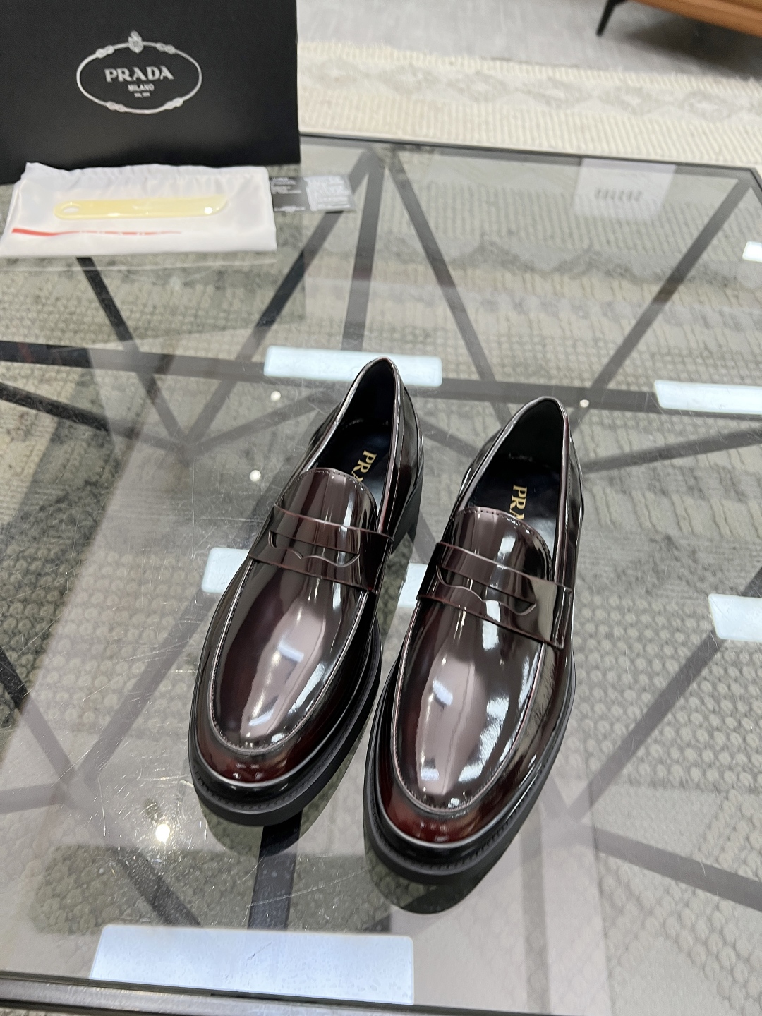  P 🔍顶级代购🇮🇹 普 炸街男神厚底休闲皮鞋新品来袭，专柜同步发售原厂配置，意大利进口原版开边珠牛皮面