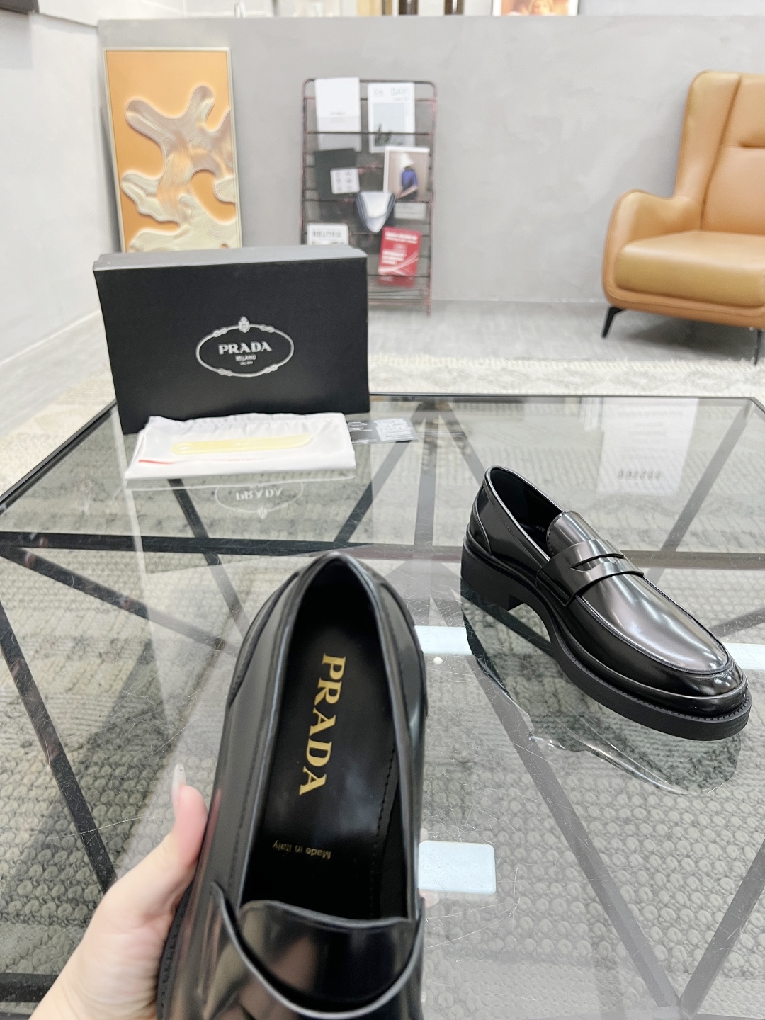  P 🔍顶级代购🇮🇹 普 炸街男神厚底休闲皮鞋新品来袭，专柜同步发售原厂配置，意大利进口原版开边珠牛皮面