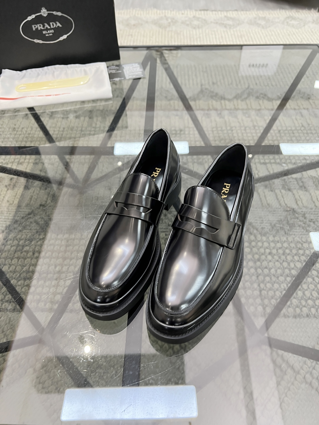  P 🔍顶级代购🇮🇹 普 炸街男神厚底休闲皮鞋新品来袭，专柜同步发售原厂配置，意大利进口原版开边珠牛皮面