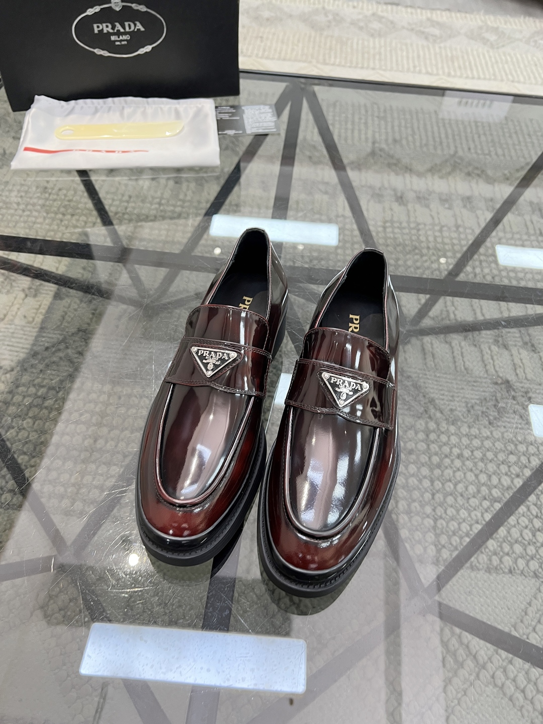  P 🔍顶级代购🇮🇹 普 炸街男神厚底休闲皮鞋新品来袭，专柜同步发售原厂配置，意大利进口原版开边珠牛皮面