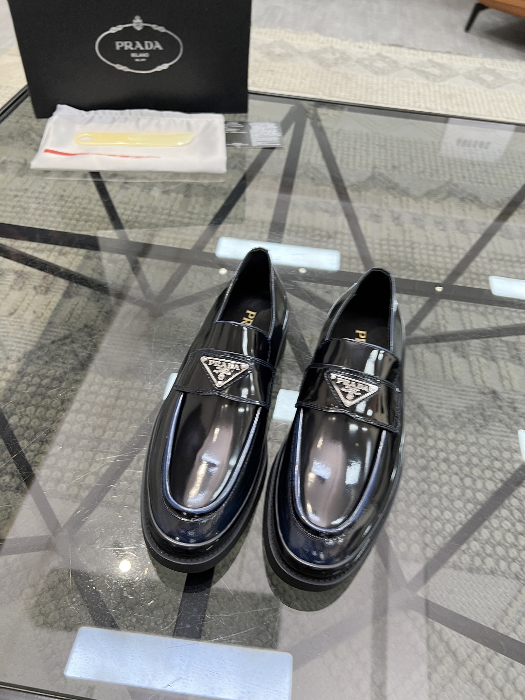  P 🔍顶级代购🇮🇹 普 炸街男神厚底休闲皮鞋新品来袭，专柜同步发售原厂配置，意大利进口原版开边珠牛皮面