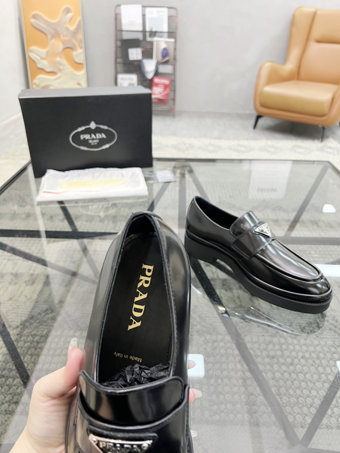  P 🔍顶级代购🇮🇹 普 炸街男神厚底休闲皮鞋新品来袭，专柜同步发售原厂配置，意大利进口原版开边珠牛皮面