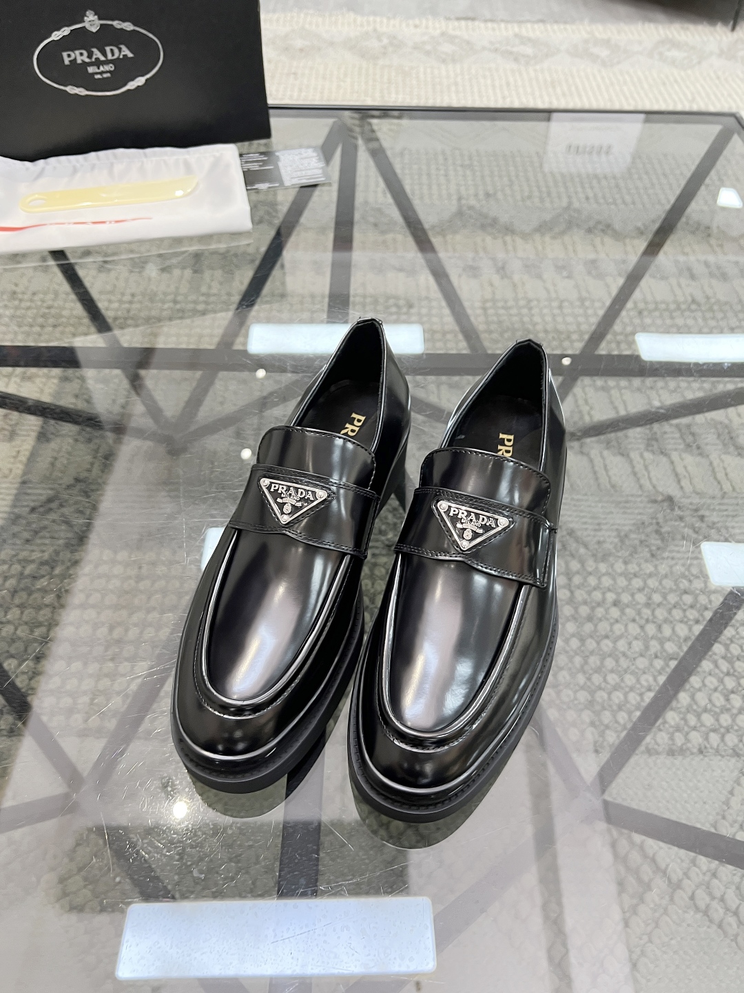  P 🔍顶级代购🇮🇹 普 炸街男神厚底休闲皮鞋新品来袭，专柜同步发售原厂配置，意大利进口原版开边珠牛皮面
