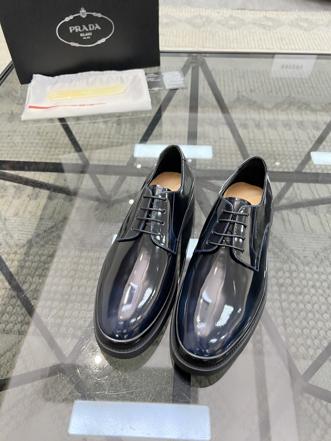  P 🔍顶级代购🇮🇹 普 炸街男神厚底休闲皮鞋新品来袭，专柜同步发售原厂配置，意大利进口原版开边珠牛皮面