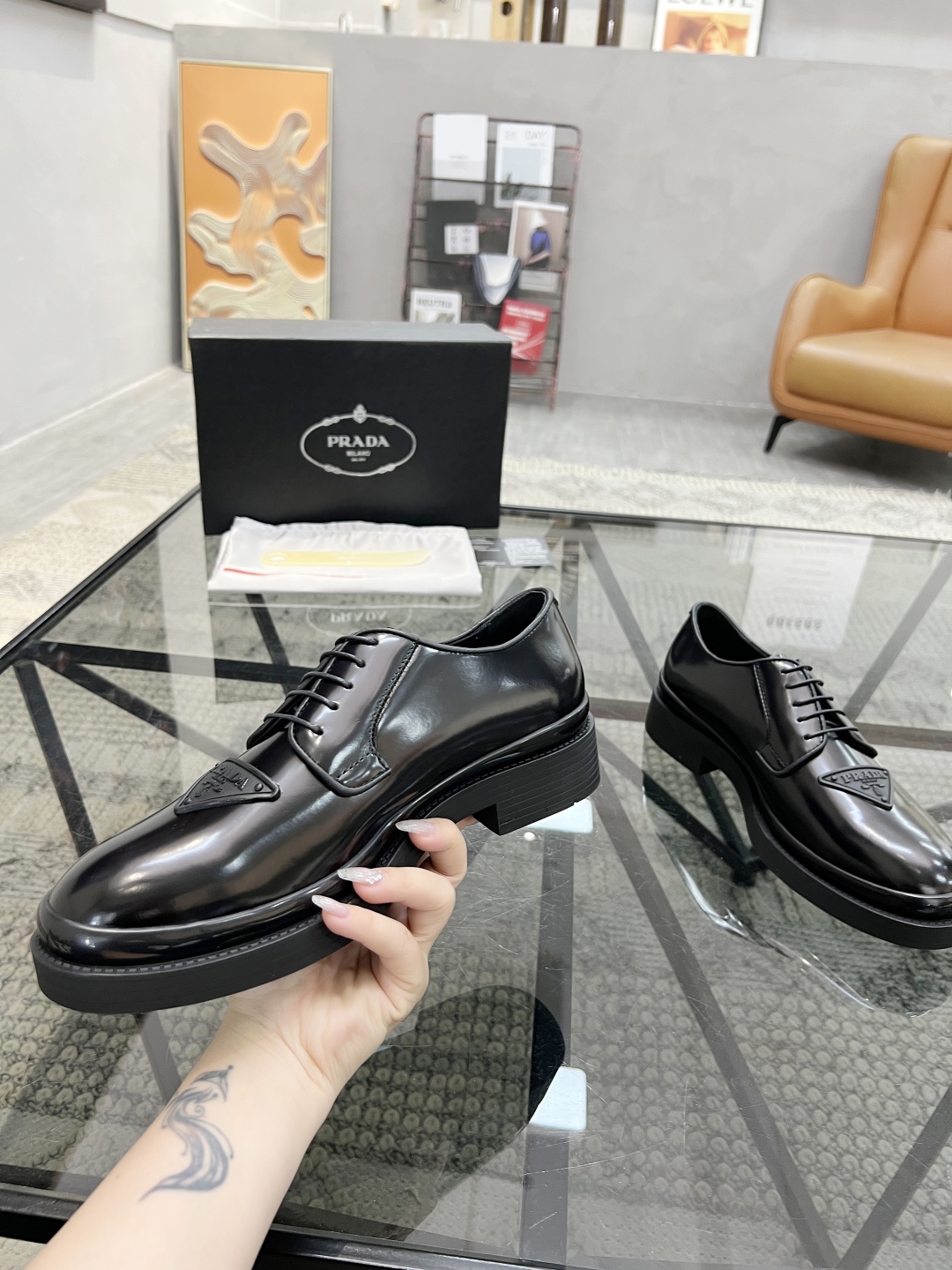  P 🔍顶级代购🇮🇹 普 炸街男神厚底休闲皮鞋新品来袭，专柜同步发售原厂配置，意大利进口原版开边珠牛皮面