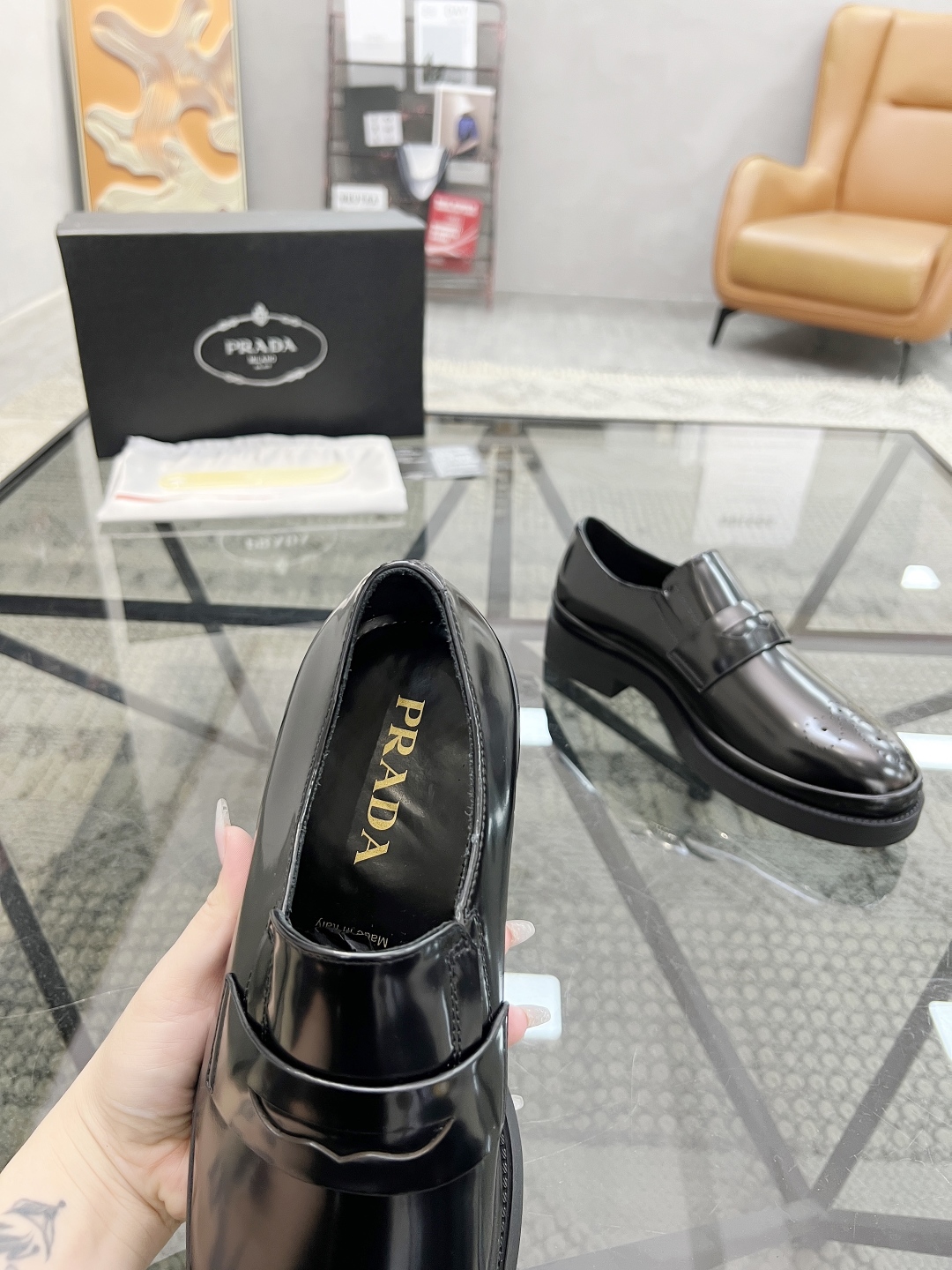  P 🔍顶级代购🇮🇹 普 炸街男神厚底休闲皮鞋新品来袭，专柜同步发售原厂配置，意大利进口原版开边珠牛皮面
