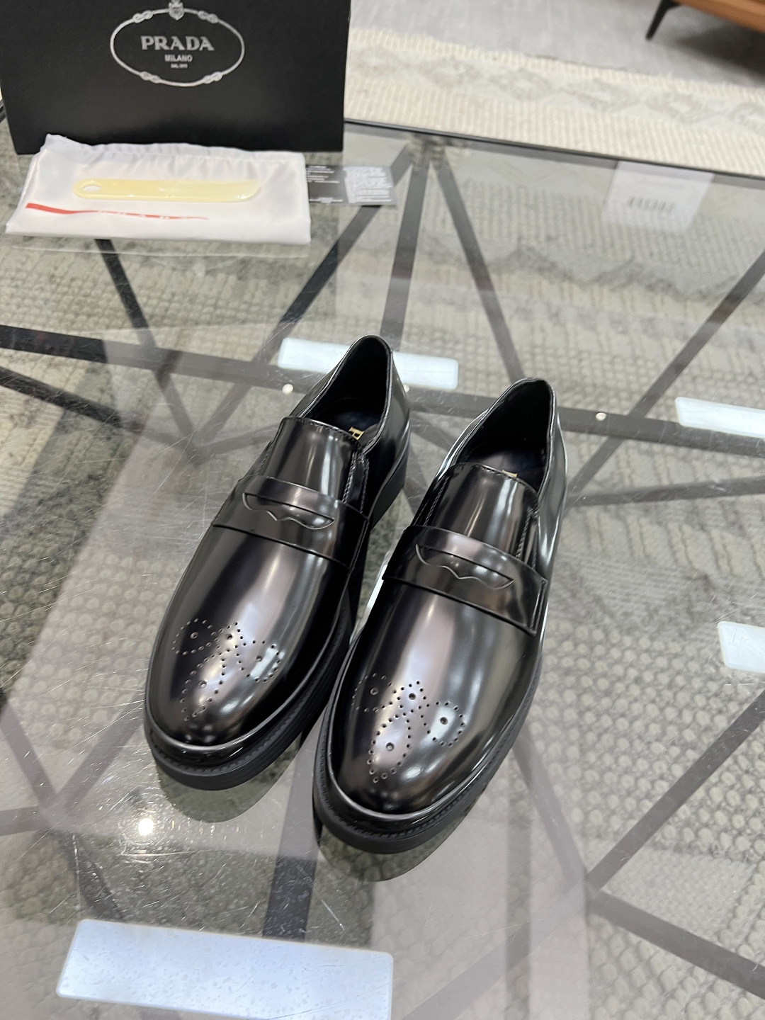  P 🔍顶级代购🇮🇹 普 炸街男神厚底休闲皮鞋新品来袭，专柜同步发售原厂配置，意大利进口原版开边珠牛皮面