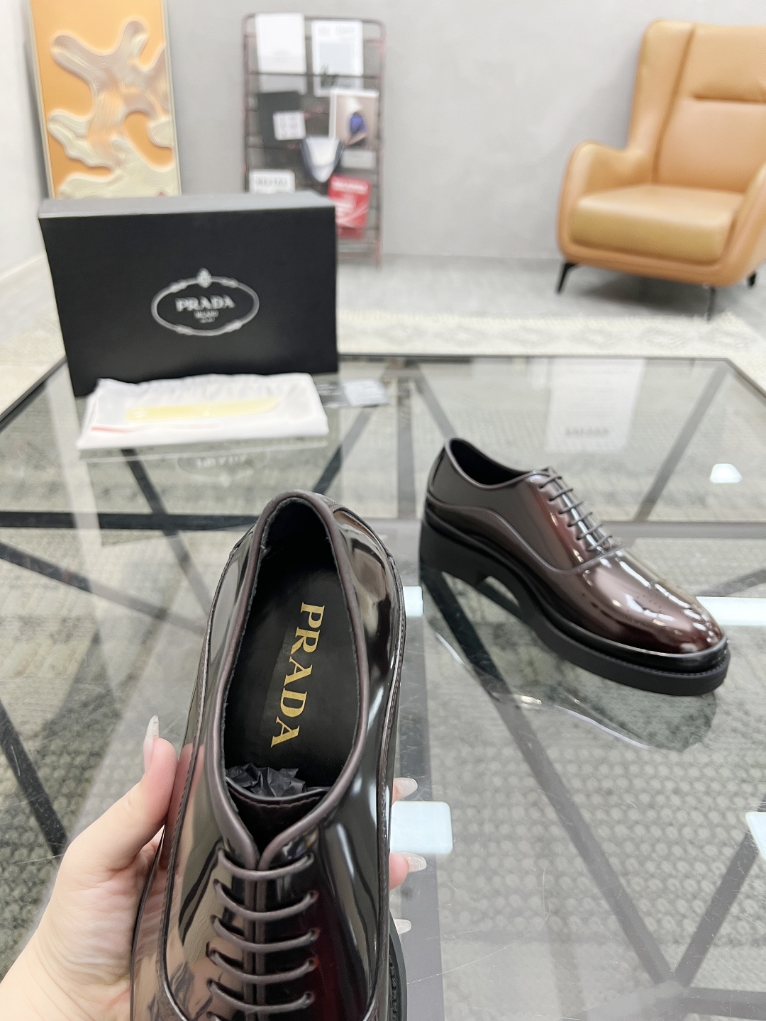  P 🔍顶级代购🇮🇹 普 炸街男神厚底休闲皮鞋新品来袭，专柜同步发售原厂配置，意大利进口原版开边珠牛皮面