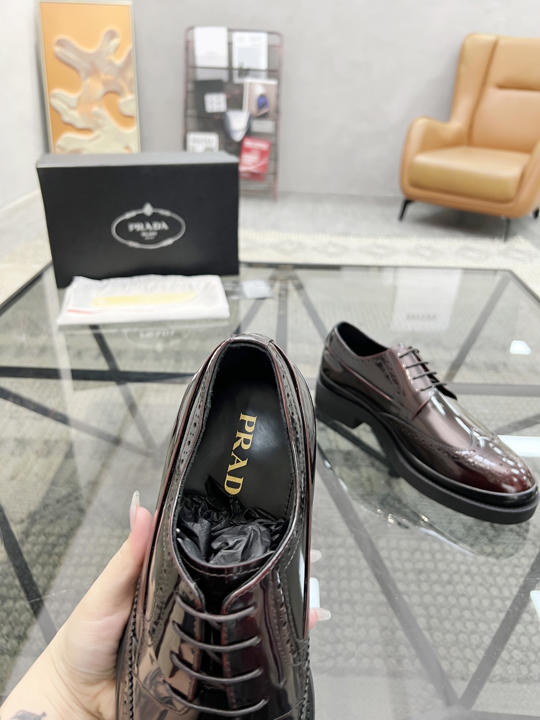  P 🔍顶级代购🇮🇹 普 炸街男神厚底休闲皮鞋新品来袭，专柜同步发售原厂配置，意大利进口原版开边珠牛皮面