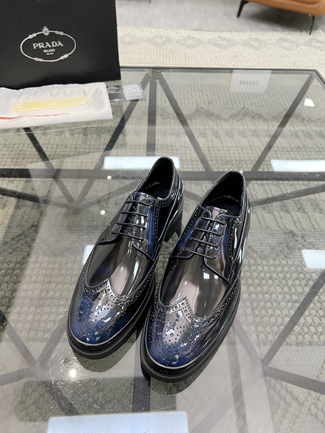  P 🔍顶级代购🇮🇹 普 炸街男神厚底休闲皮鞋新品来袭，专柜同步发售原厂配置，意大利进口原版开边珠牛皮面