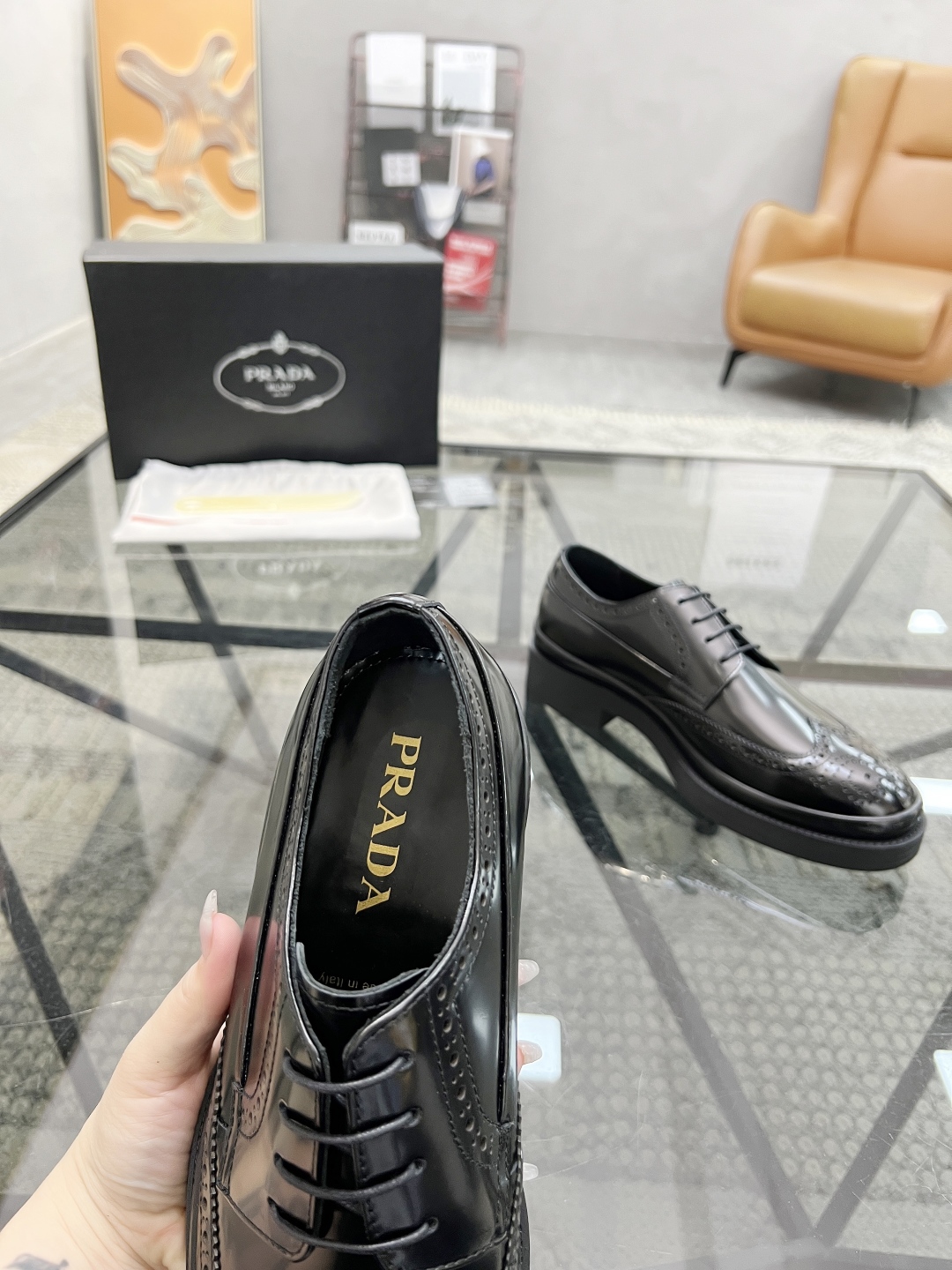 P 🔍顶级代购🇮🇹 普 炸街男神厚底休闲皮鞋新品来袭，专柜同步发售原厂配置，意大利进口原版开边珠牛皮面