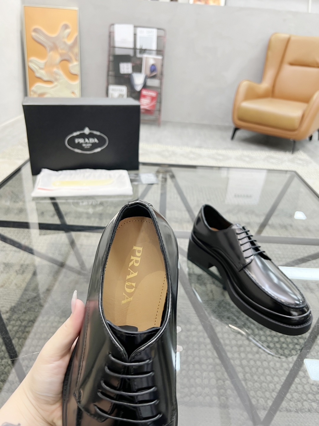  P 🔍顶级代购🇮🇹 普 炸街男神厚底休闲皮鞋新品来袭，专柜同步发售原厂配置，意大利进口原版开边珠牛皮面