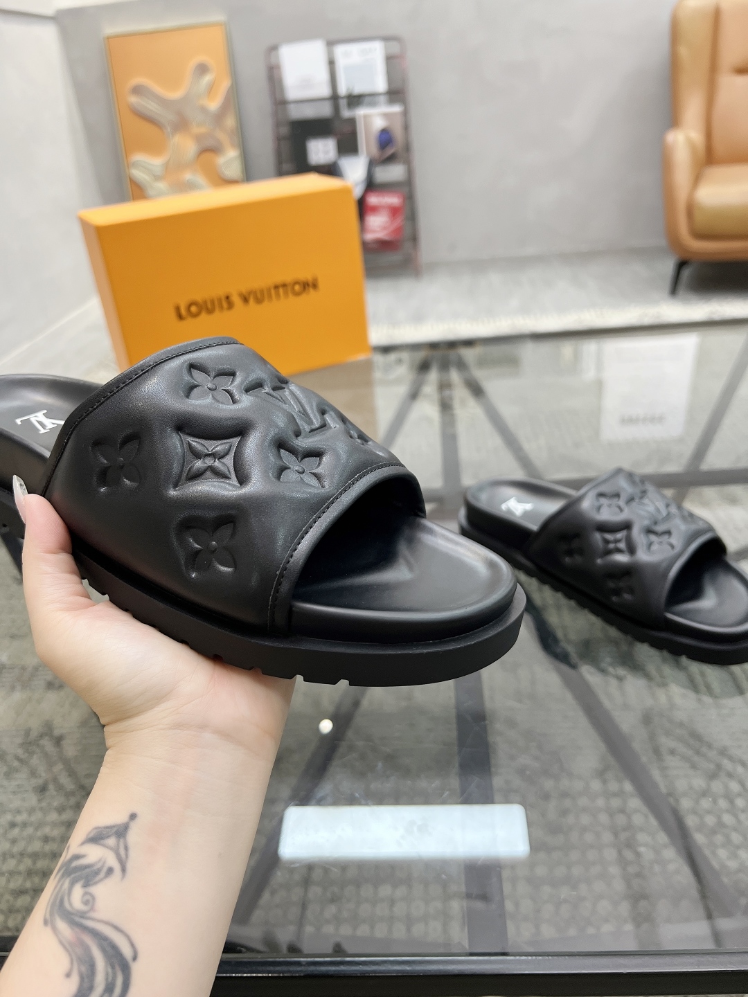  L 🔍顶级代购🇮🇹 路 炸街男神春夏拖鞋新品专柜同步，鞋面意大利进口牛皮面料，高品质拼接工艺，鞋底：原