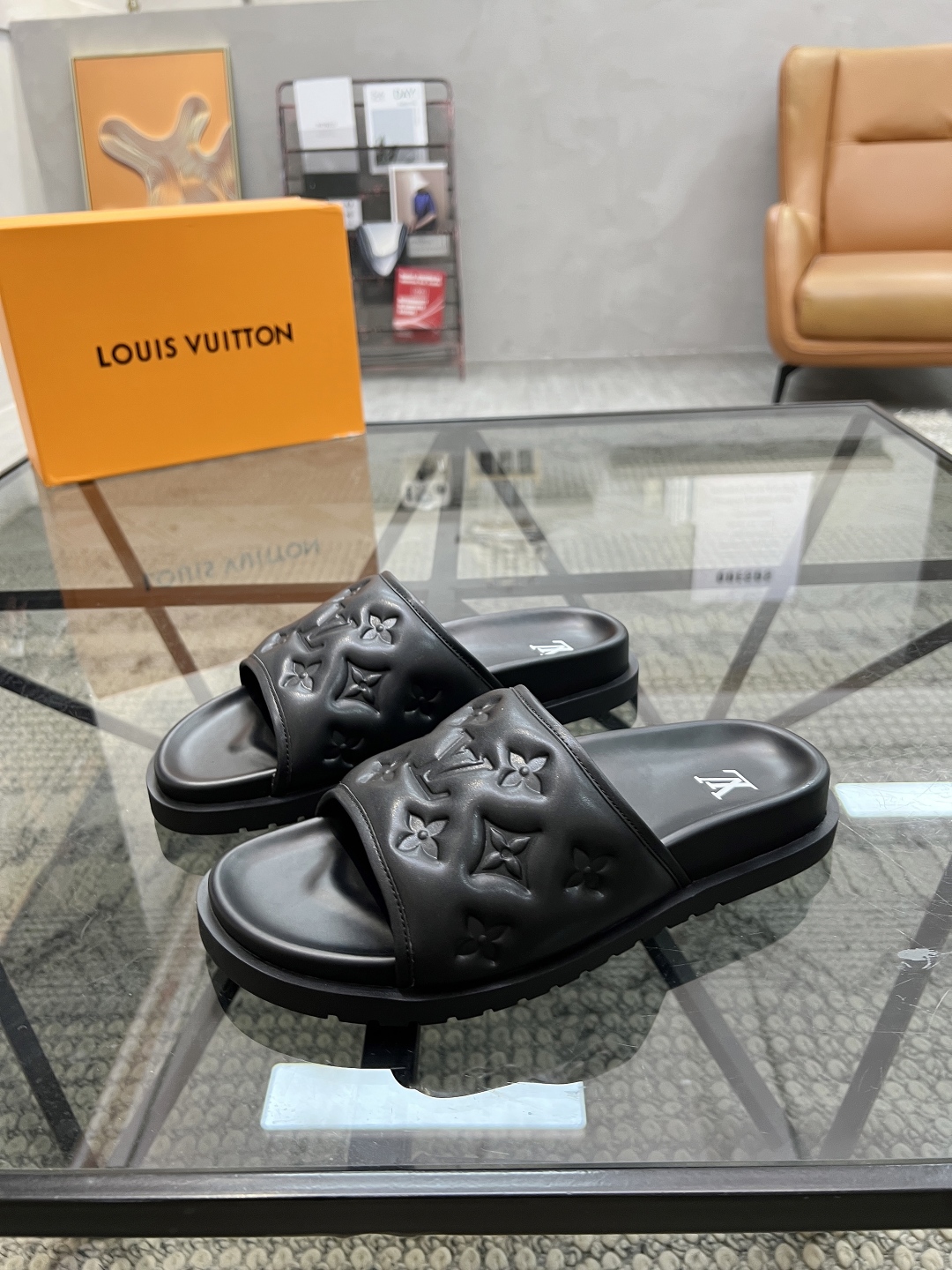  L 🔍顶级代购🇮🇹 路 炸街男神春夏拖鞋新品专柜同步，鞋面意大利进口牛皮面料，高品质拼接工艺，鞋底：原