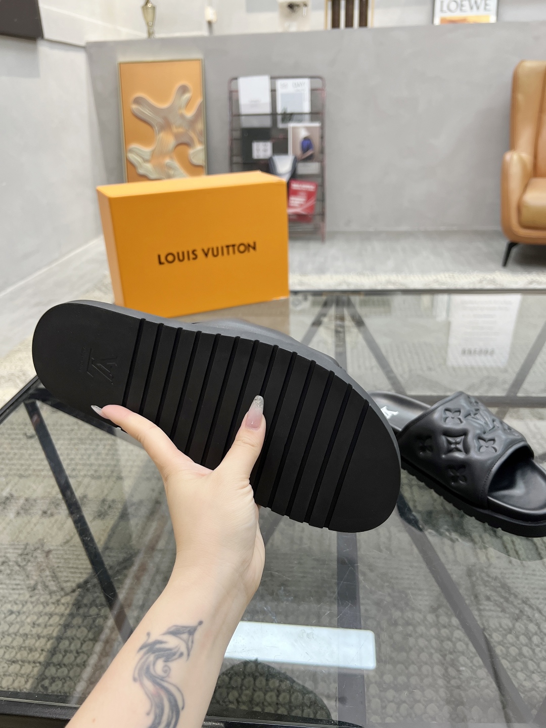  L 🔍顶级代购🇮🇹 路 炸街男神春夏拖鞋新品专柜同步，鞋面意大利进口牛皮面料，高品质拼接工艺，鞋底：原