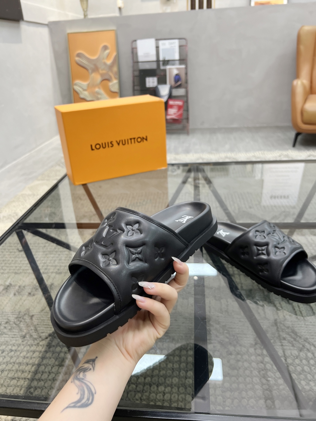  L 🔍顶级代购🇮🇹 路 炸街男神春夏拖鞋新品专柜同步，鞋面意大利进口牛皮面料，高品质拼接工艺，鞋底：原