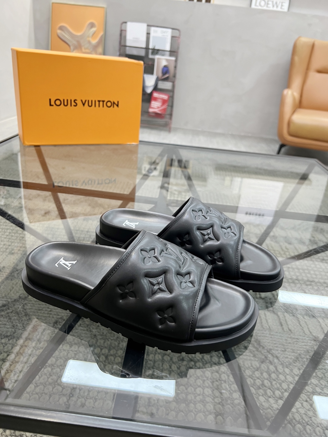  L 🔍顶级代购🇮🇹 路 炸街男神春夏拖鞋新品专柜同步，鞋面意大利进口牛皮面料，高品质拼接工艺，鞋底：原