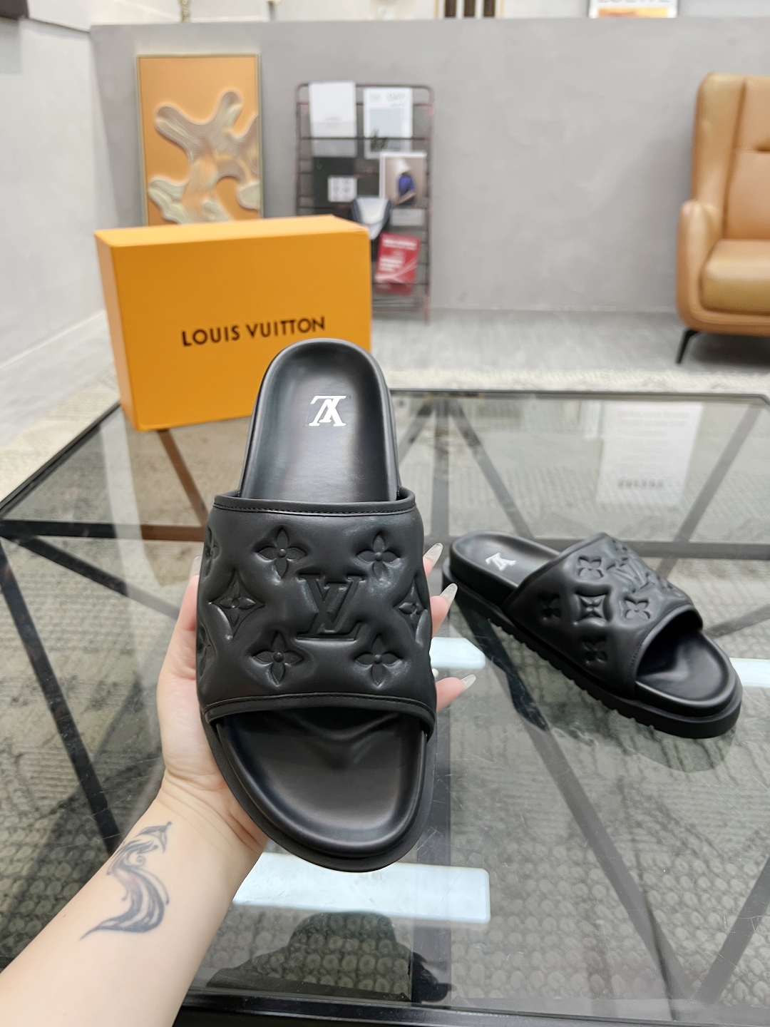  L 🔍顶级代购🇮🇹 路 炸街男神春夏拖鞋新品专柜同步，鞋面意大利进口牛皮面料，高品质拼接工艺，鞋底：原