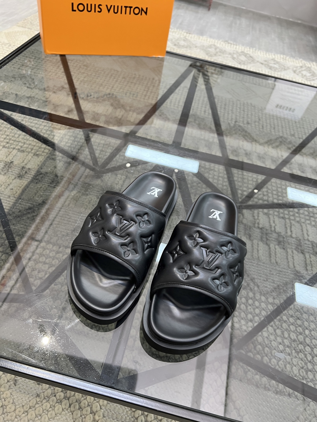  L 🔍顶级代购🇮🇹 路 炸街男神春夏拖鞋新品专柜同步，鞋面意大利进口牛皮面料，高品质拼接工艺，鞋底：原