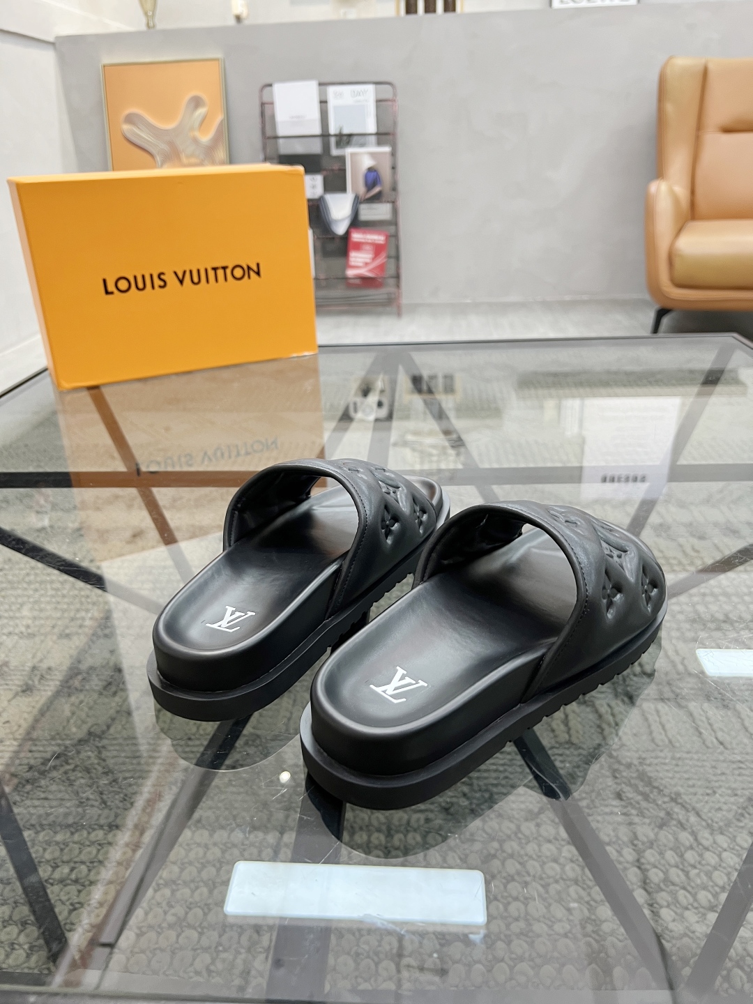  L 🔍顶级代购🇮🇹 路 炸街男神春夏拖鞋新品专柜同步，鞋面意大利进口牛皮面料，高品质拼接工艺，鞋底：原