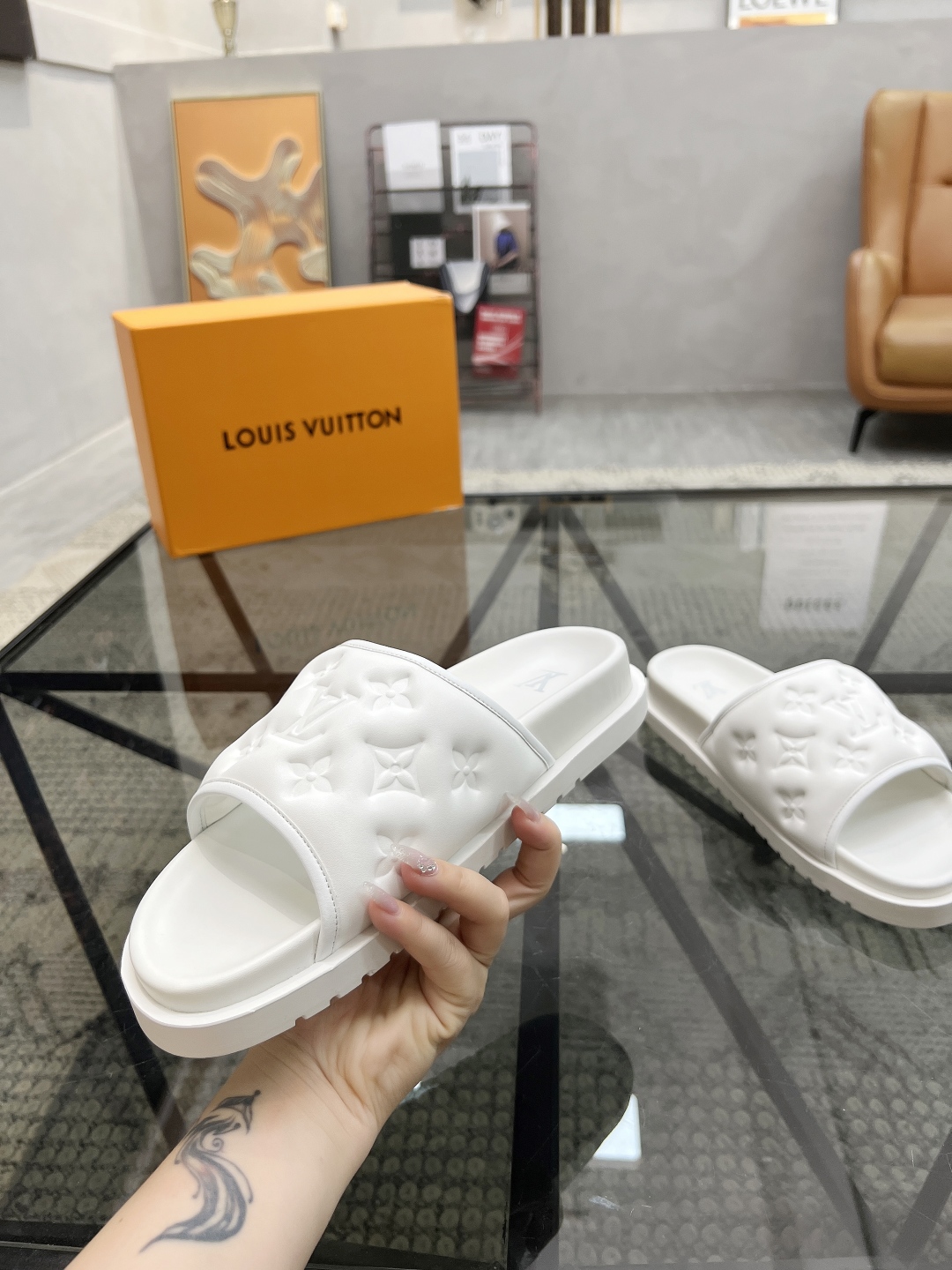  L 🔍顶级代购🇮🇹 路 炸街男神春夏拖鞋新品专柜同步，鞋面意大利进口牛皮面料，高品质拼接工艺，鞋底：原