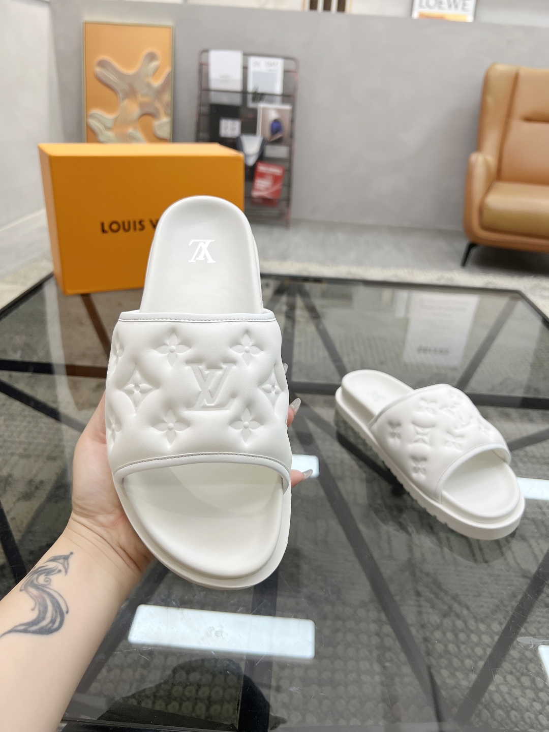  L 🔍顶级代购🇮🇹 路 炸街男神春夏拖鞋新品专柜同步，鞋面意大利进口牛皮面料，高品质拼接工艺，鞋底：原