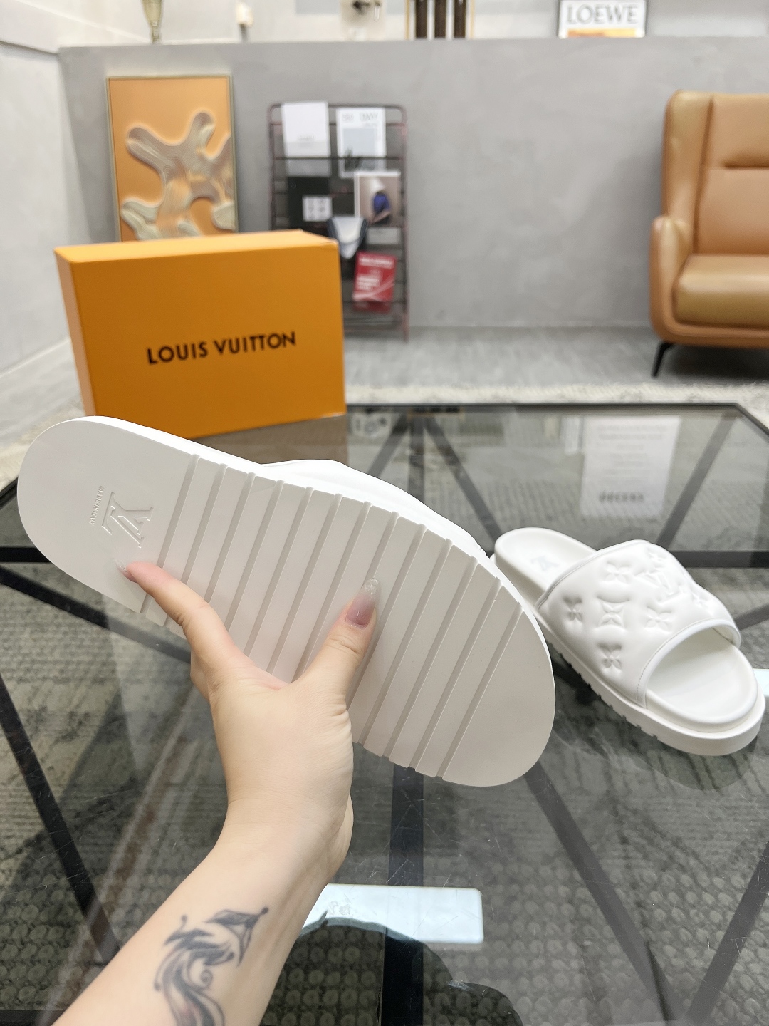  L 🔍顶级代购🇮🇹 路 炸街男神春夏拖鞋新品专柜同步，鞋面意大利进口牛皮面料，高品质拼接工艺，鞋底：原